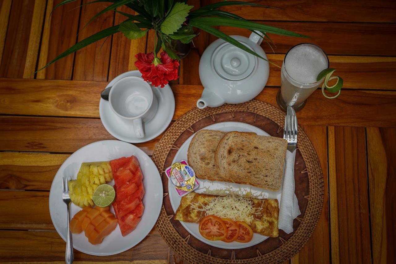 Martas Hotel Гили Траванган Экстерьер фото