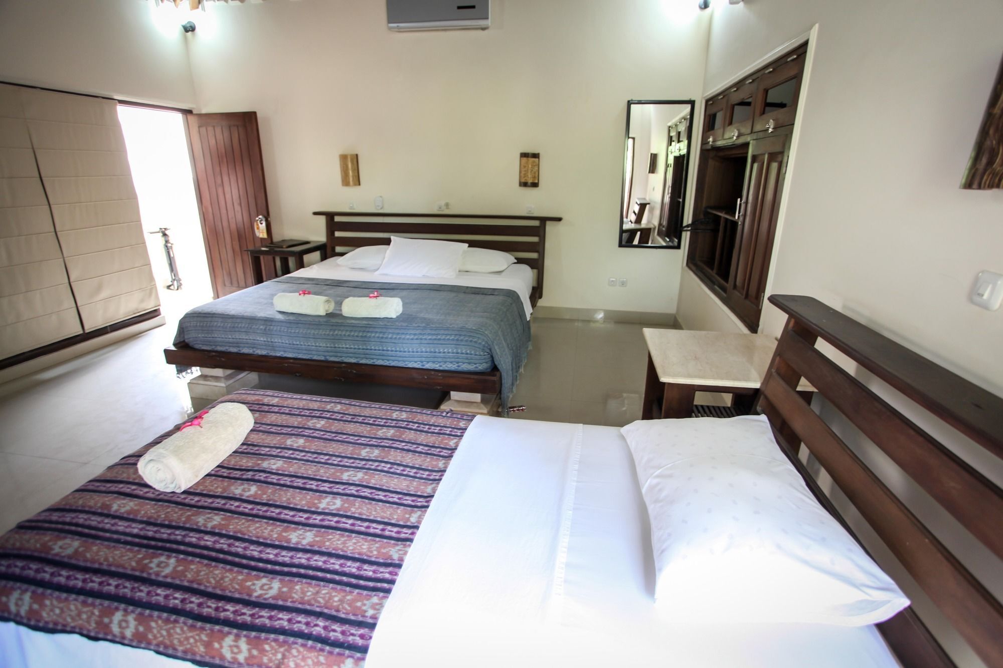 Martas Hotel Гили Траванган Экстерьер фото