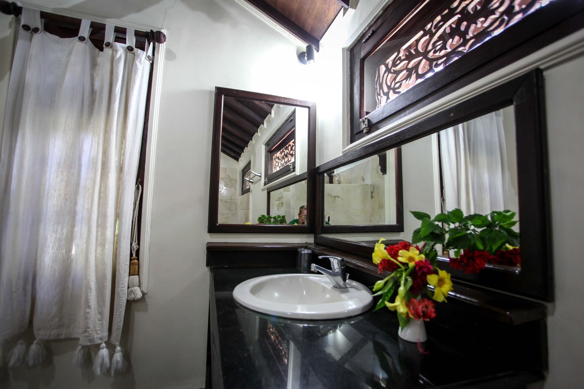 Martas Hotel Гили Траванган Экстерьер фото